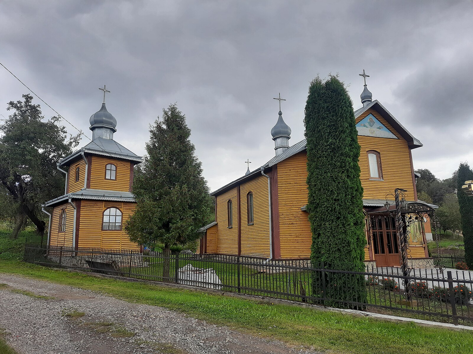 Fotografia przedstawiająca Kościół parafialny pw. Nawiedzenia Najświętszej Panny Marii w Hucie Nowej