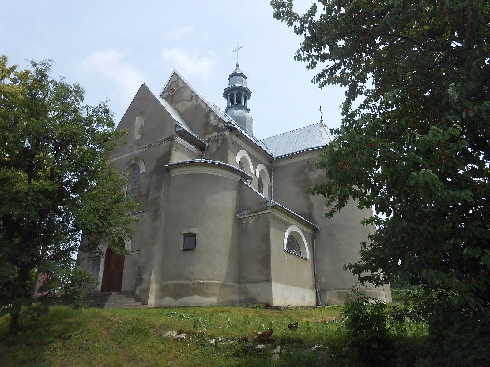 Fotografia przedstawiająca Kościół parafialny pw. Najświętszej Panny Marii Królowej Korony Polskiej w Porchowej