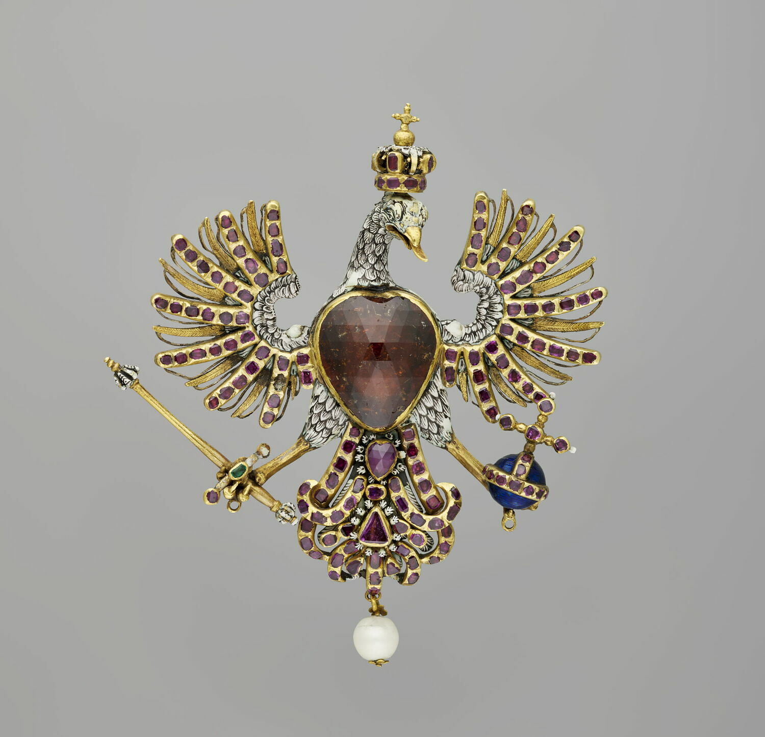 Fotografia przedstawiająca Brooch with the Polish eagle in the Louvre in Paris