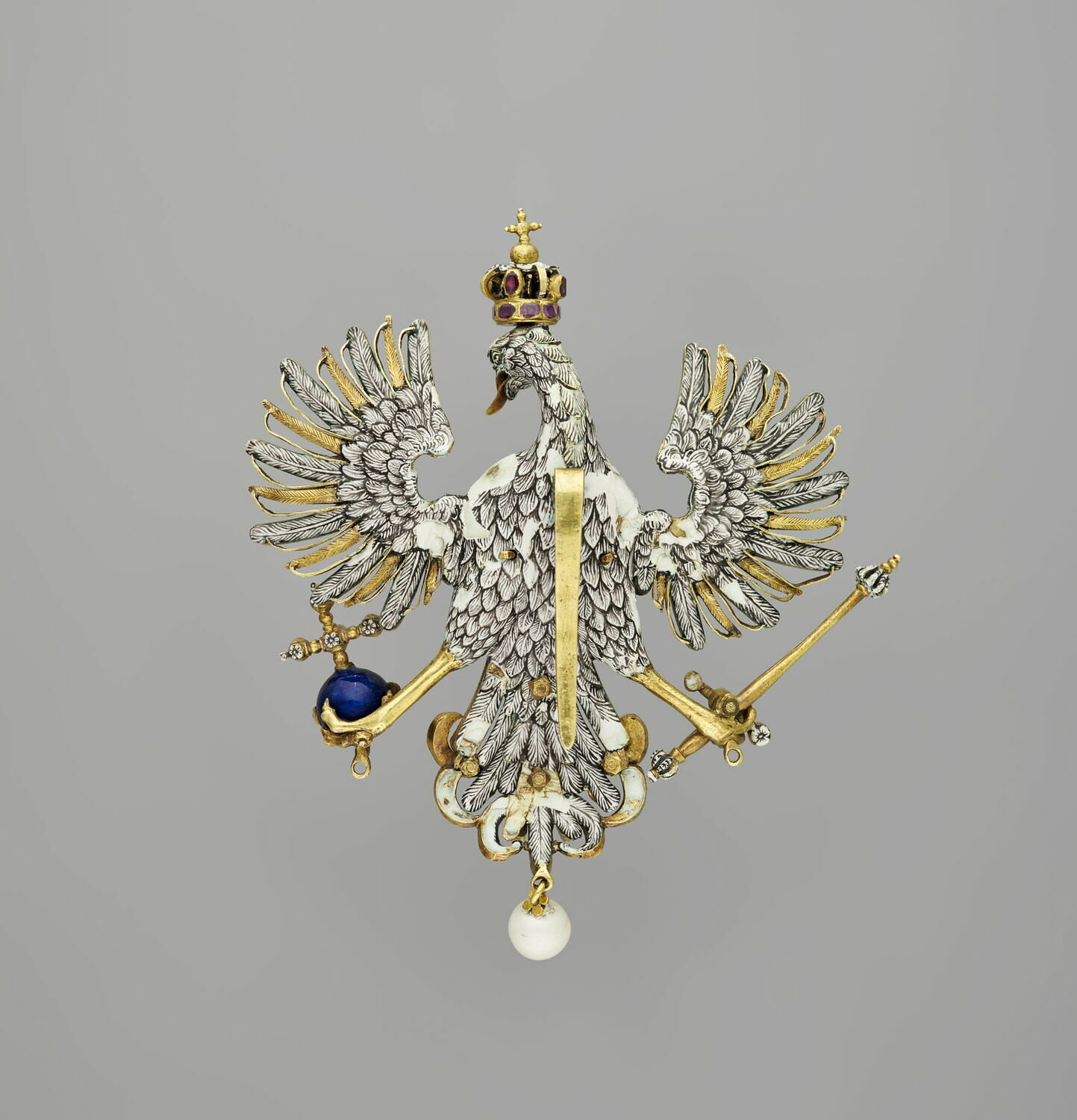 Fotografia przedstawiająca Brooch with the Polish eagle in the Louvre in Paris