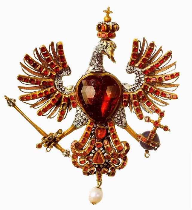 Fotografia przedstawiająca Brooch with the Polish eagle in the Louvre in Paris