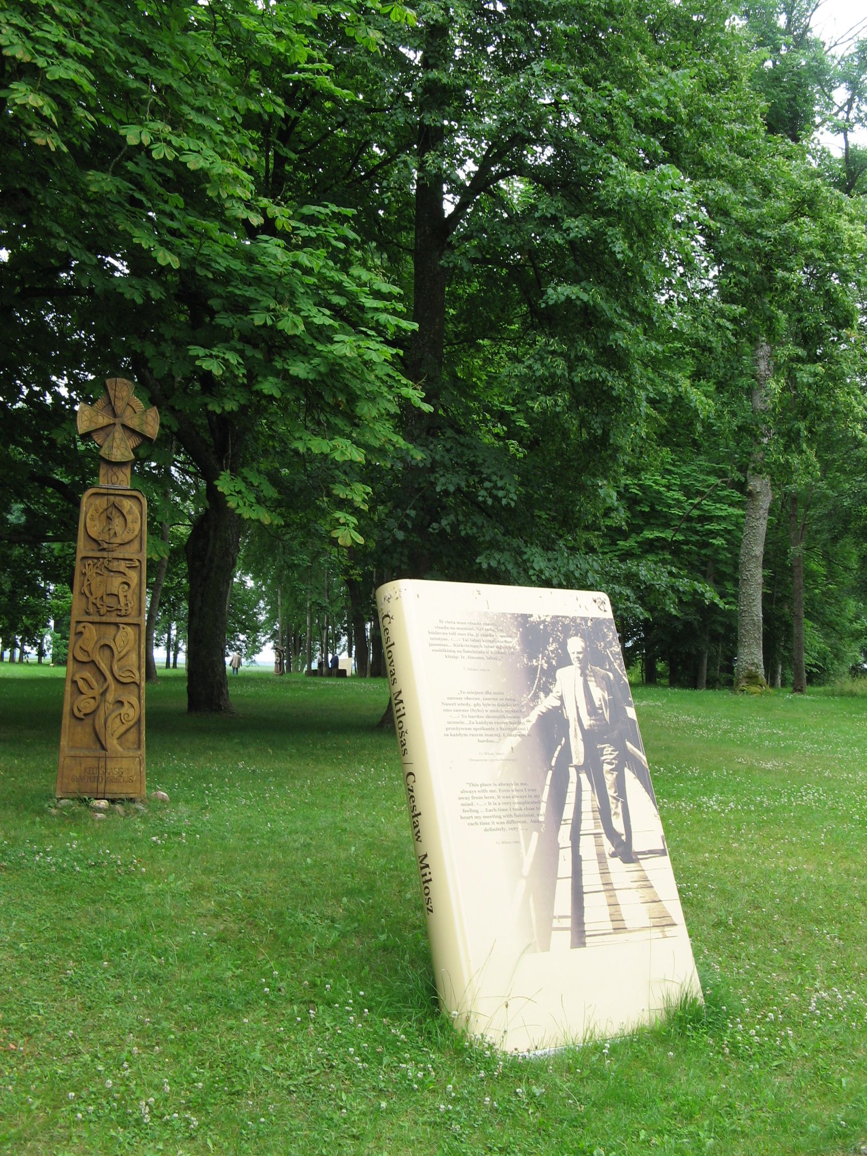 Fotografia przedstawiająca Pozostałości zespołu dworskiego rodziny Miłoszów w Szetejniach