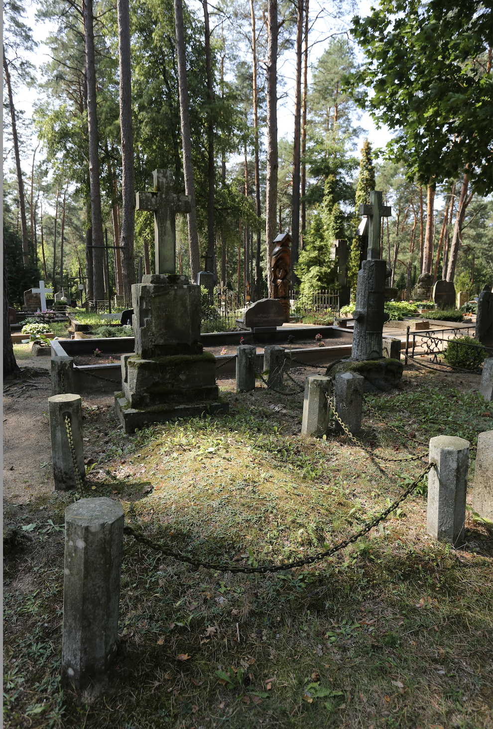 Fotografia przedstawiająca Nagrobek Józefy z Accordów Mieczkowskiej i Karoliny z Emirów Gonzaga Myszkowskich Gawrońskej