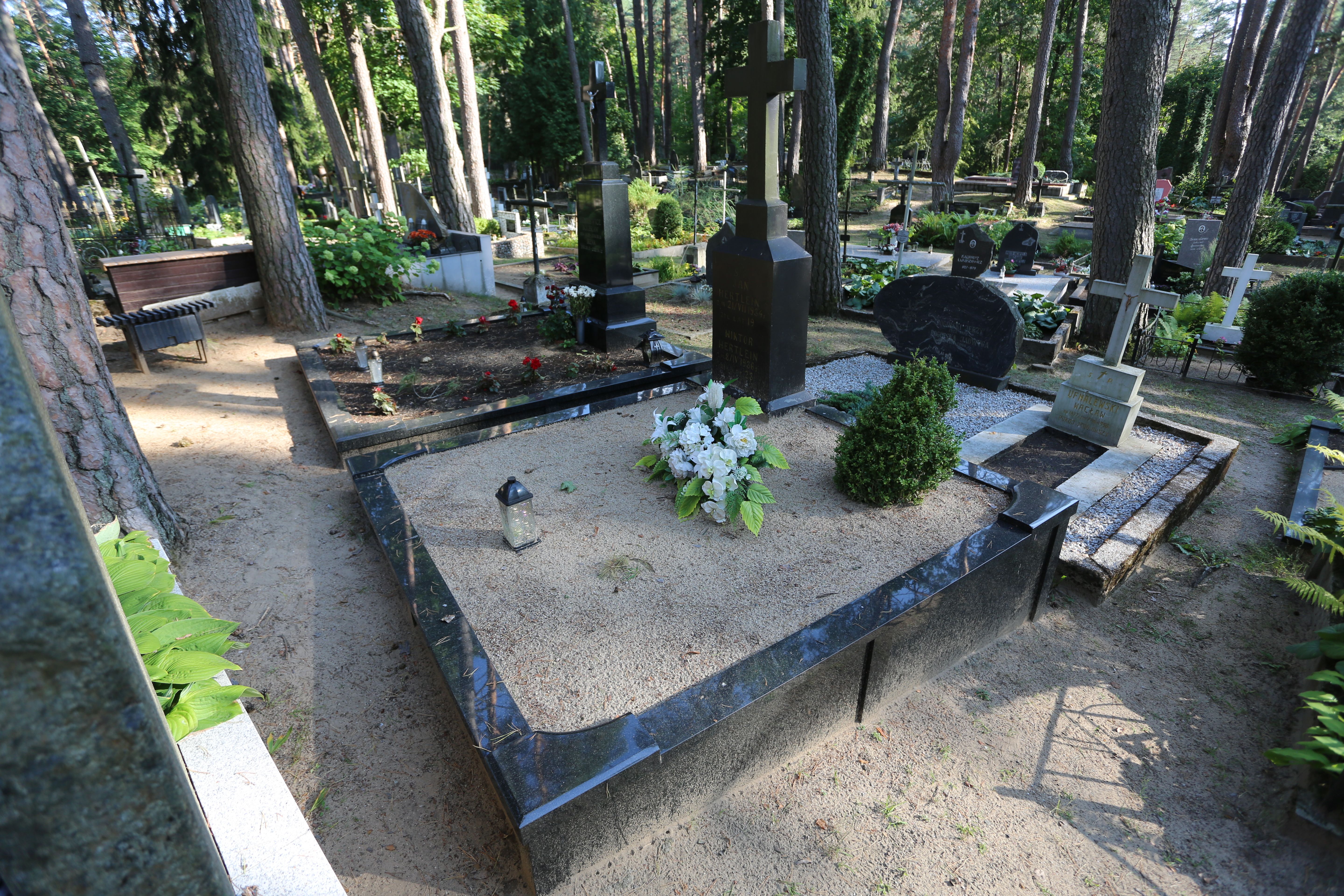 Fotografia przedstawiająca Tombstone of Jan and Viktor Hertlein