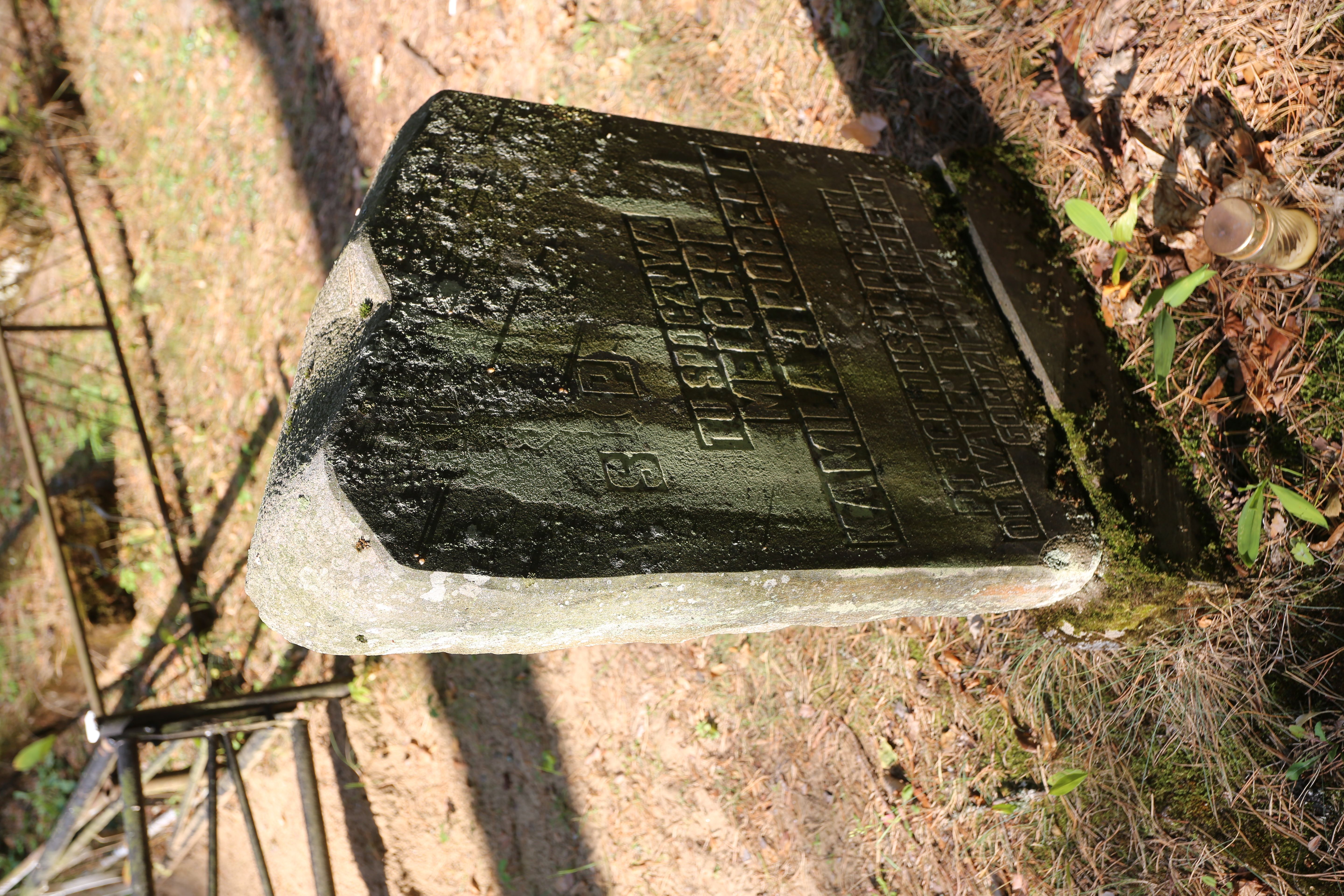 Fotografia przedstawiająca Tombstone of Kamila and Robert Melcer