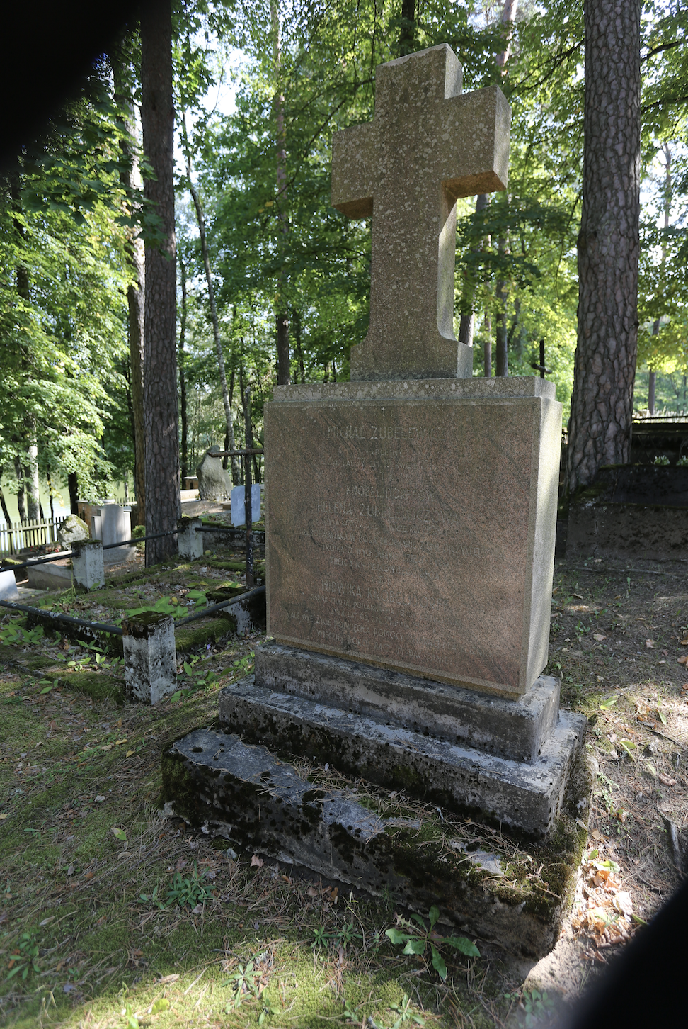 Photo montrant Pierre tombale de Michal et Helena Zubelewicz et Ludwika Knobelsdorff