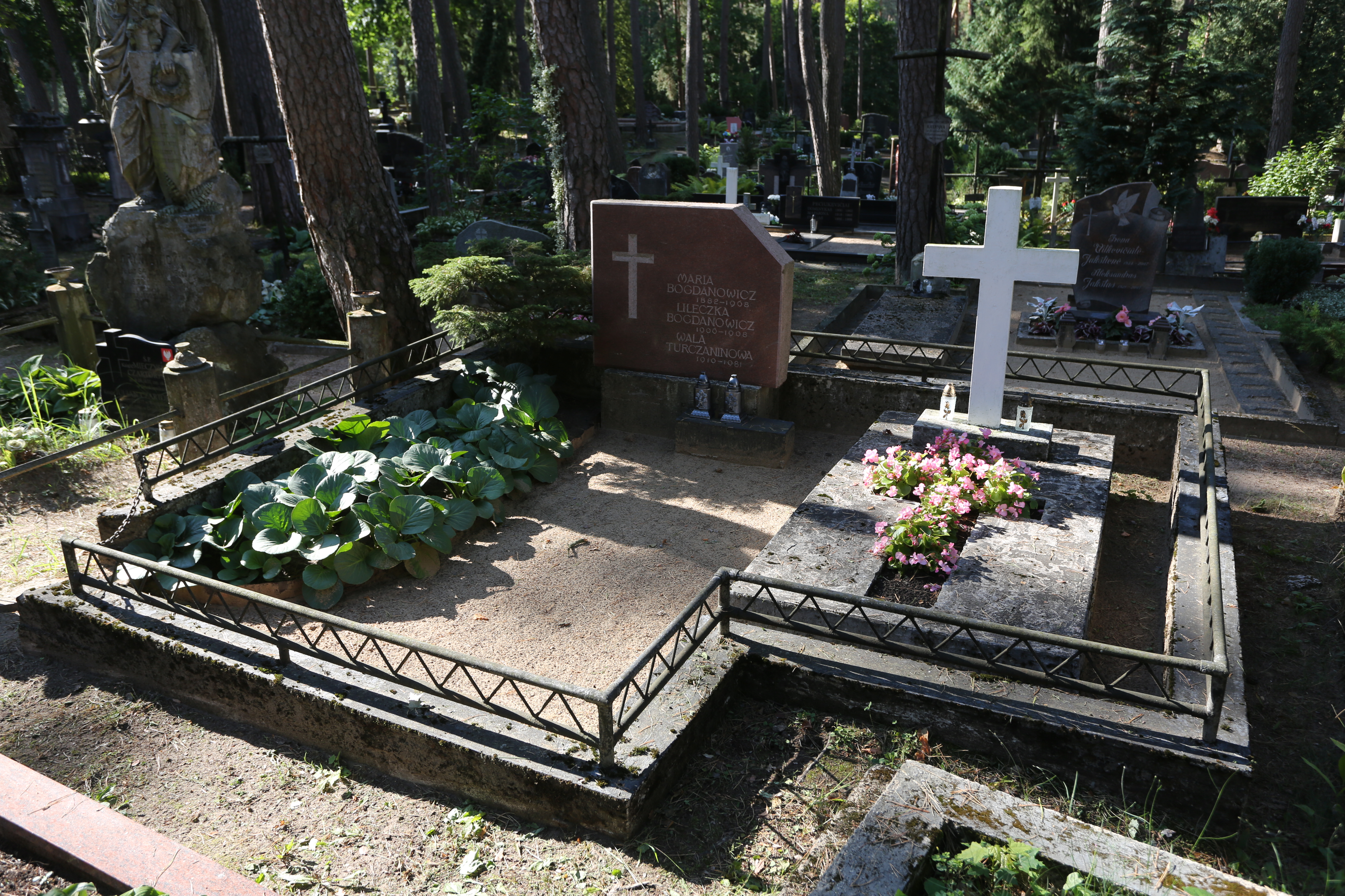 Fotografia przedstawiająca Tombstone of Liliana, Maria Bogdanovich and Valentina Turchaninov