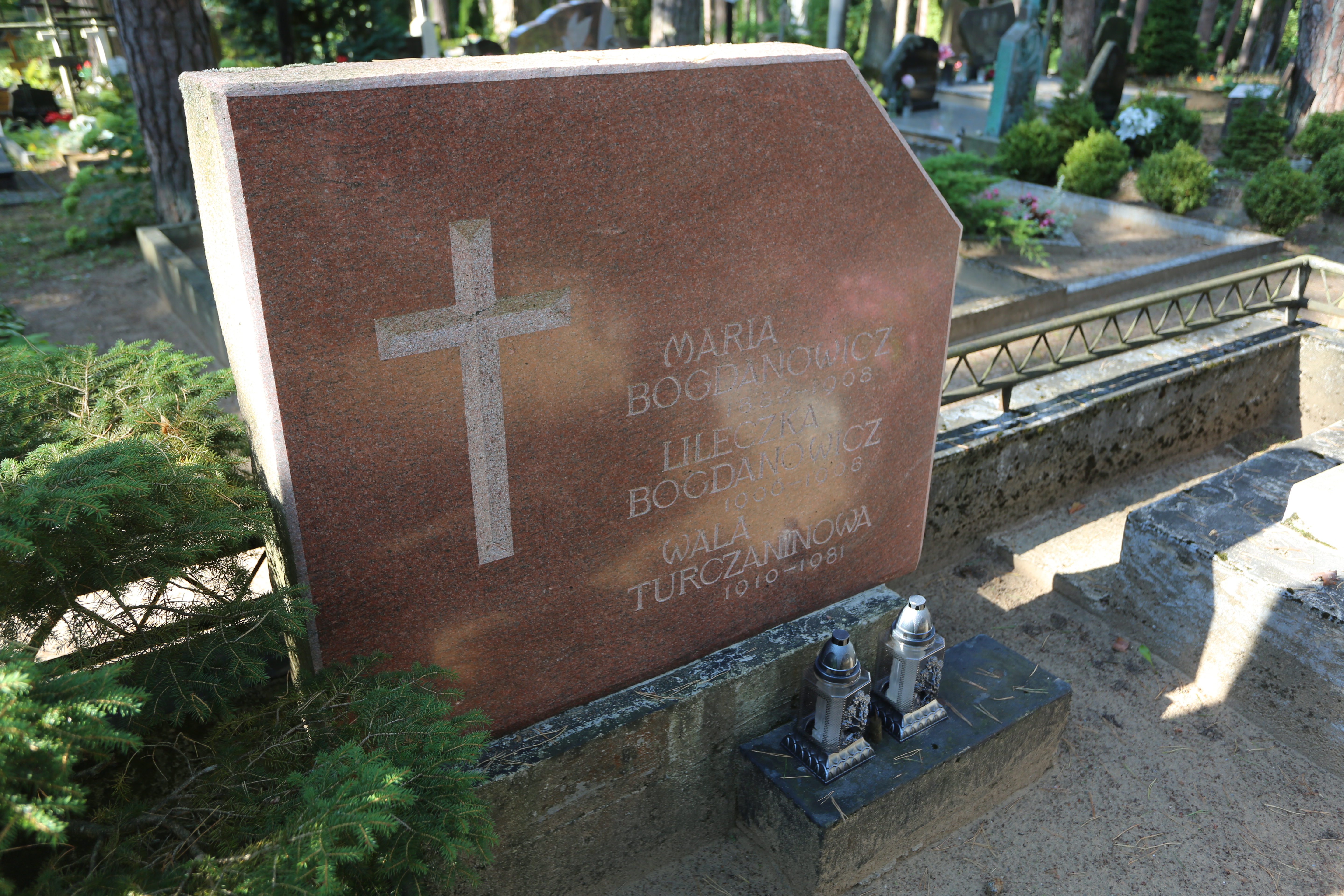 Fotografia przedstawiająca Tombstone of Liliana, Maria Bogdanovich and Valentina Turchaninov