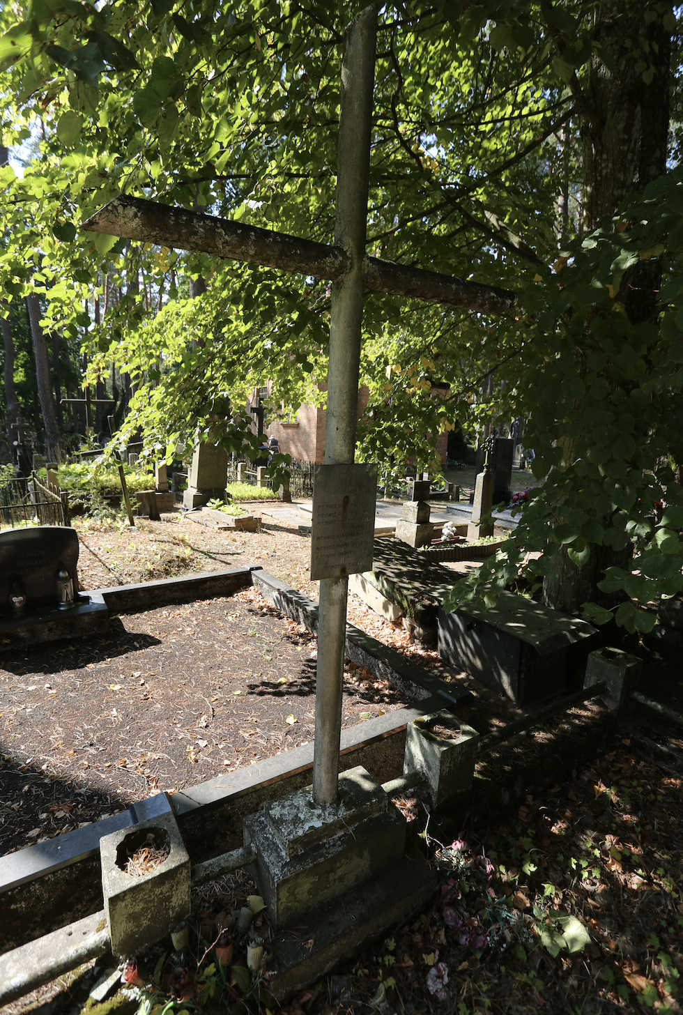 Fotografia przedstawiająca Tombstone of the Puzewicz family and Grażyna Kuczyńska