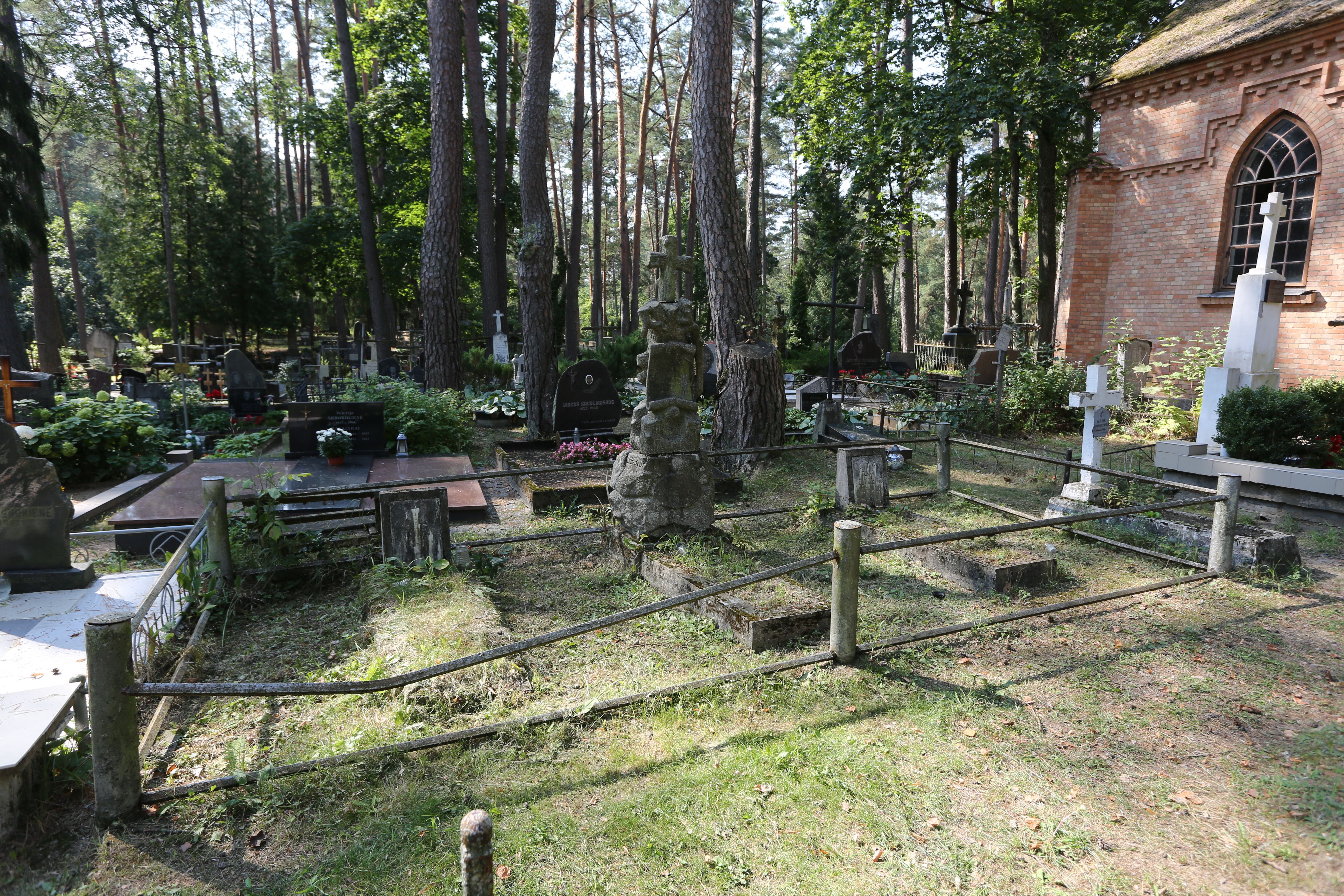 Fotografia przedstawiająca Tombstone of Pauline Hertlein with her son and grandchildren