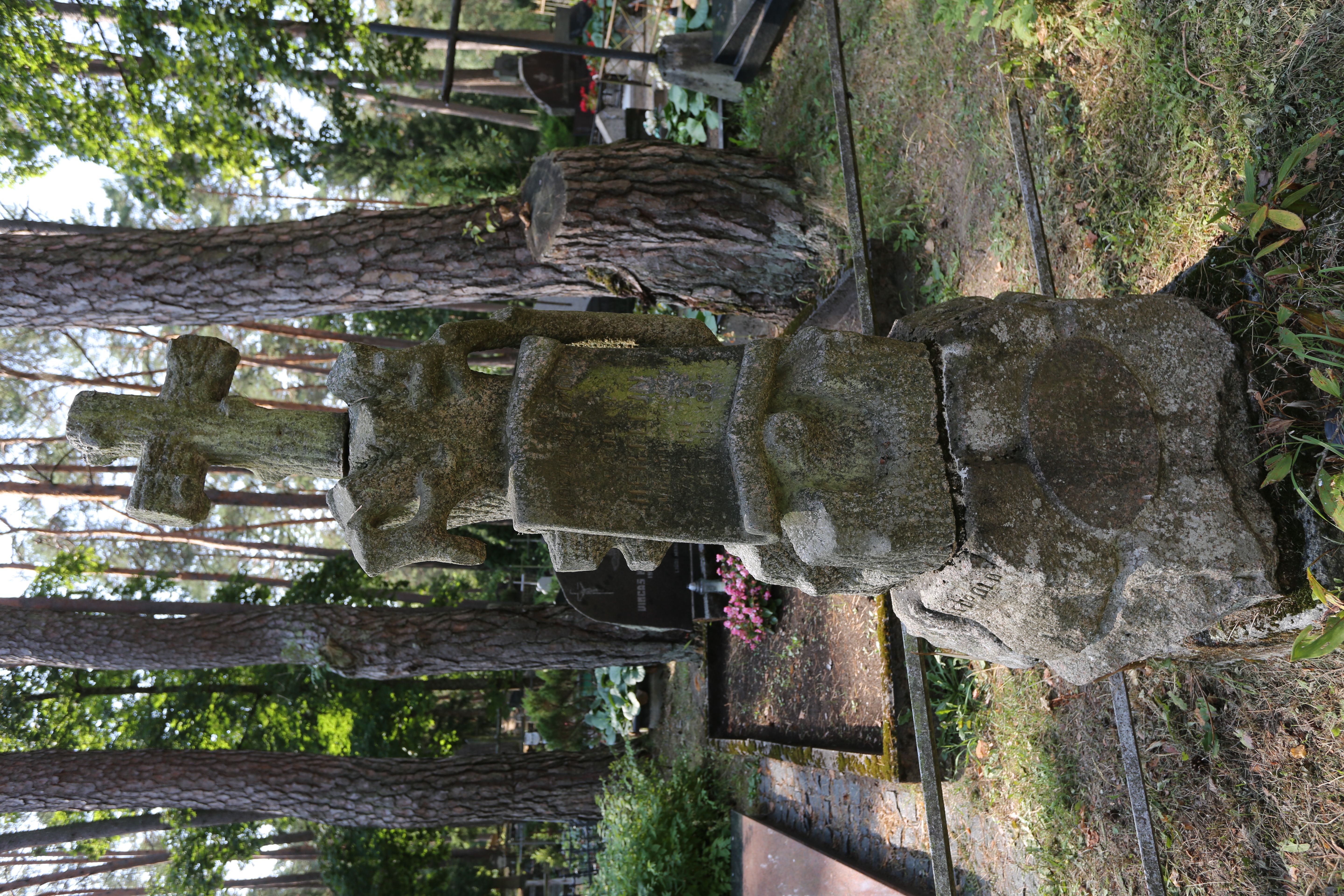 Fotografia przedstawiająca Tombstone of Pauline Hertlein with her son and grandchildren