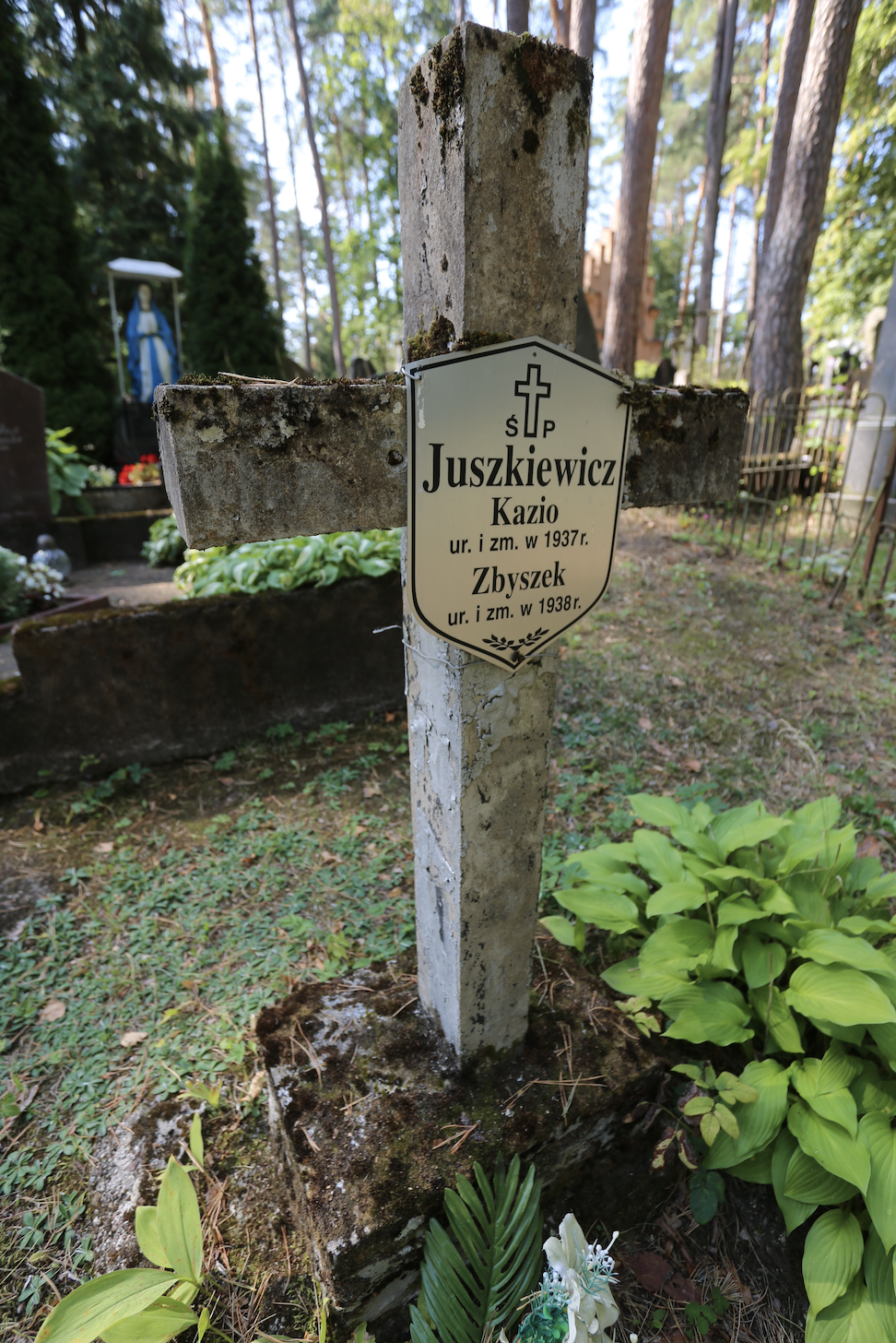 Fotografia przedstawiająca Nagrobek Kazia i Zbyszka Juszkiewiczów