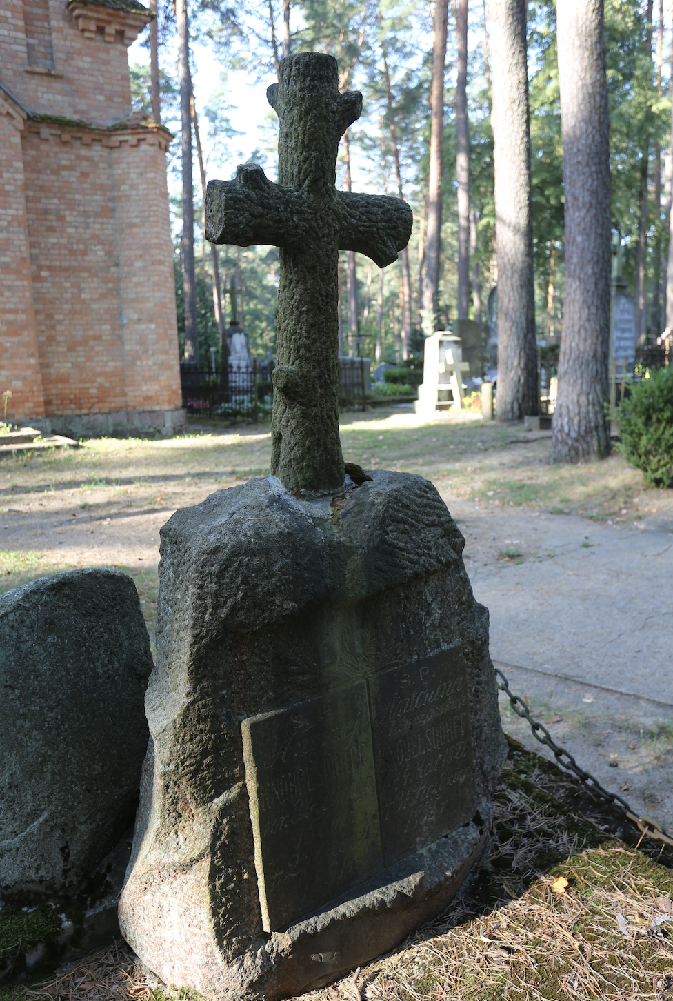 Fotografia przedstawiająca Nagrobek Andrzeja i Antoniny Knobelsdorff