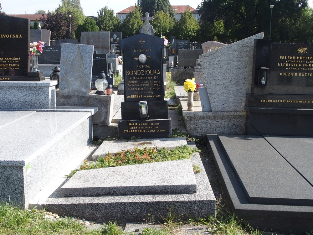 Fotografia przedstawiająca Tombstone of the Kondziołka family and Otto Bartoniec