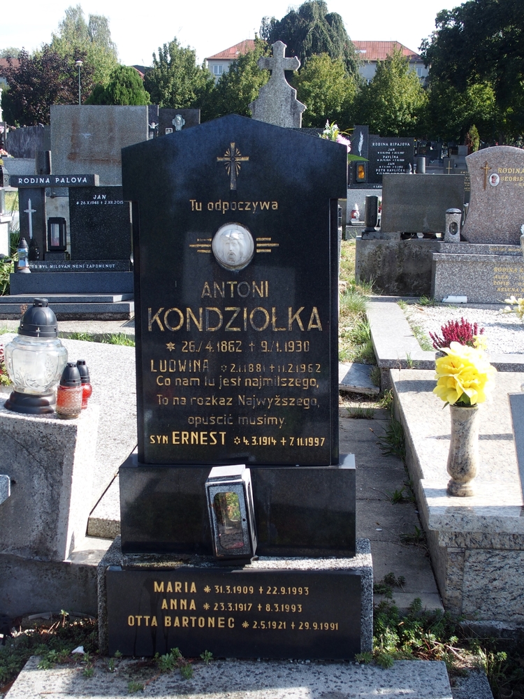 Fotografia przedstawiająca Tombstone of the Kondziołka family and Otto Bartoniec