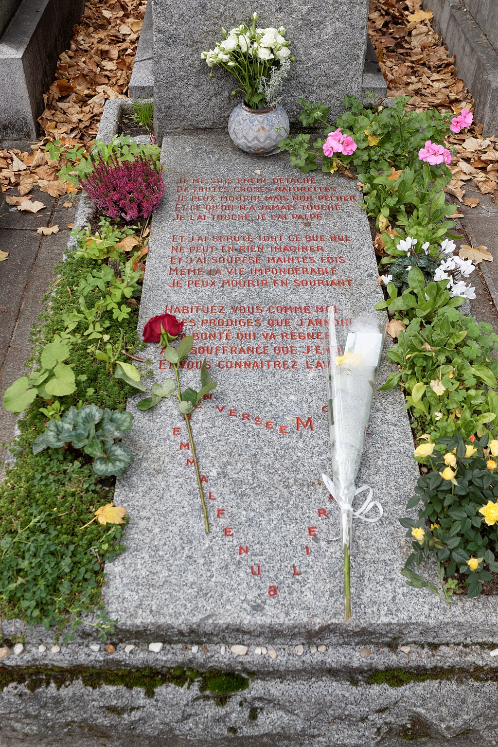 Photo montrant Pierre tombale de Guillaume Apollinaire au cimetière du Père Lachaise à Paris