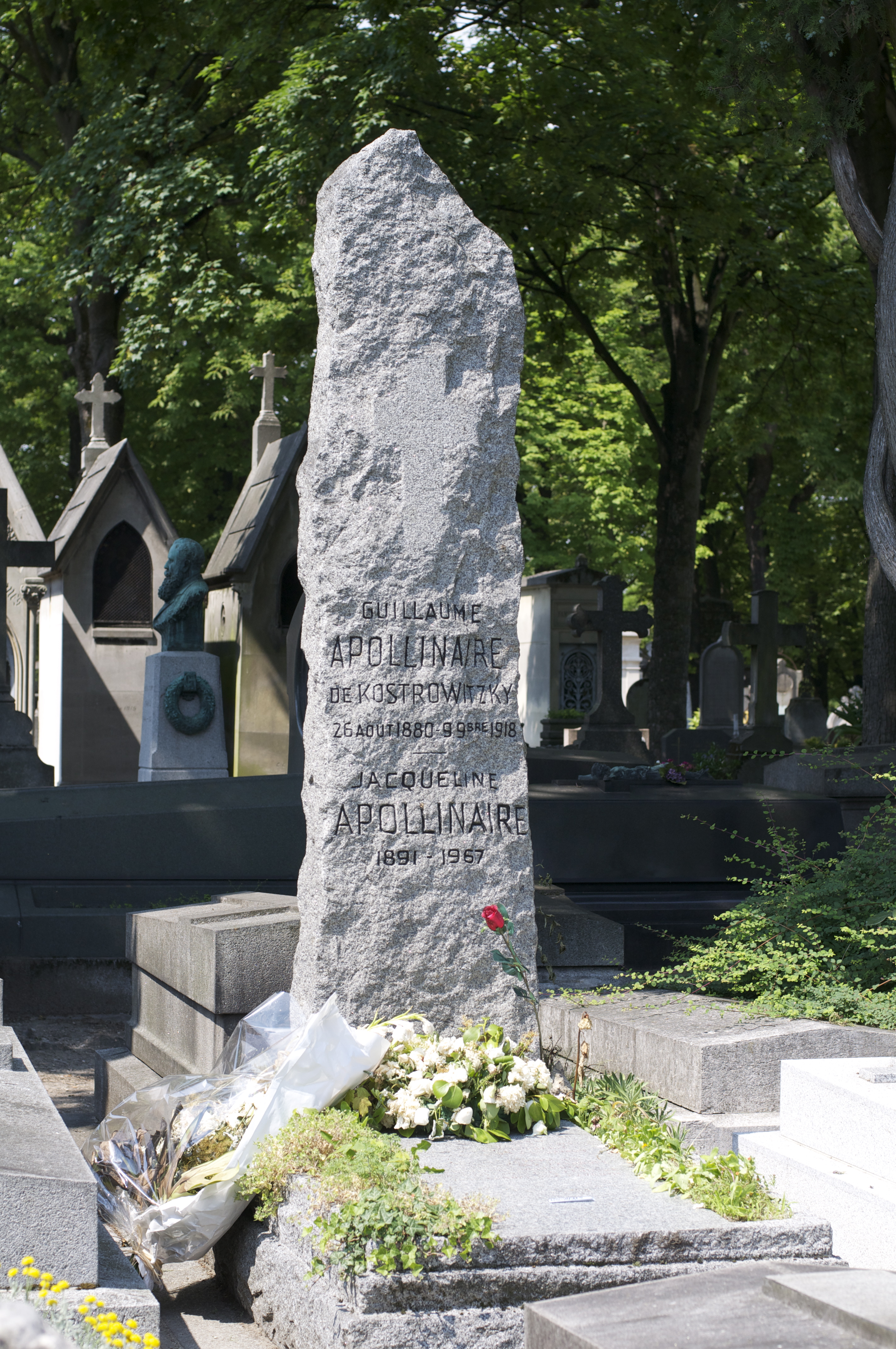 Fotografia przedstawiająca Pomnik nagrobny Guillaume\'a Apollinaire\'a na cmentarzu Père Lachaise w Paryżu