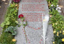 Photo montrant Pierre tombale de Guillaume Apollinaire au cimetière du Père Lachaise à Paris