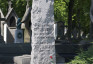 Photo montrant Pierre tombale de Guillaume Apollinaire au cimetière du Père Lachaise à Paris