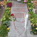 Photo montrant Pierre tombale de Guillaume Apollinaire au cimetière du Père Lachaise à Paris