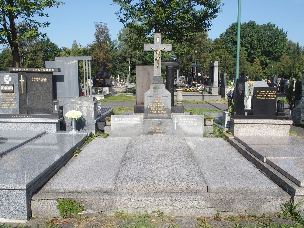 Photo montrant Pierre tombale de la famille Kowalowski et de la famille Żył