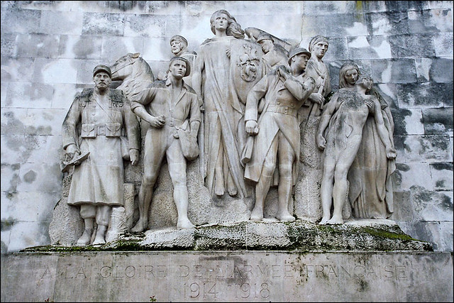 Fotografia przedstawiająca Pomnik „​​​​​​​Ku chwale armii francuskiej 1914-1918\" autorstwa Paula Landowskiego na Placu Trocadéro w Paryżu