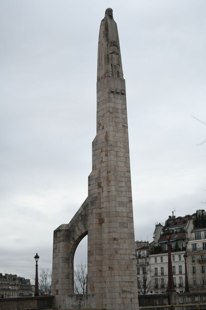 Fotografia przedstawiająca Statue of St Genevieve by Paul Landowski on the Tournelle bridge in Paris