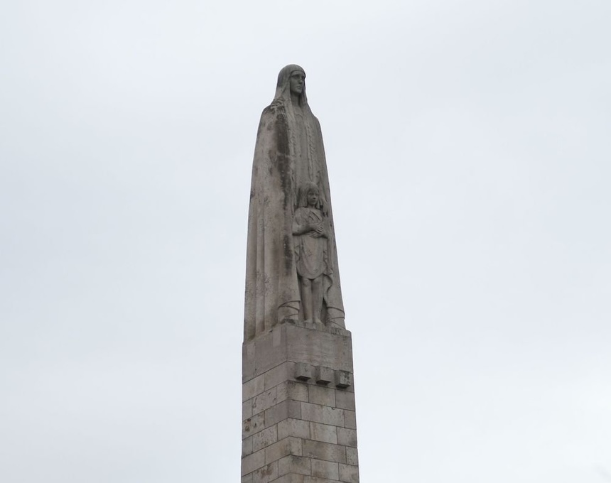 Fotografia przedstawiająca Statue of St Genevieve by Paul Landowski on the Tournelle bridge in Paris