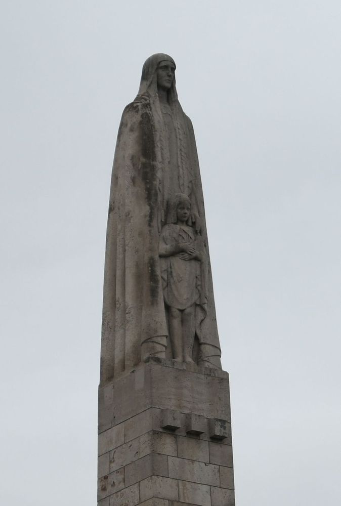 Fotografia przedstawiająca Statue of St Genevieve by Paul Landowski on the Tournelle bridge in Paris