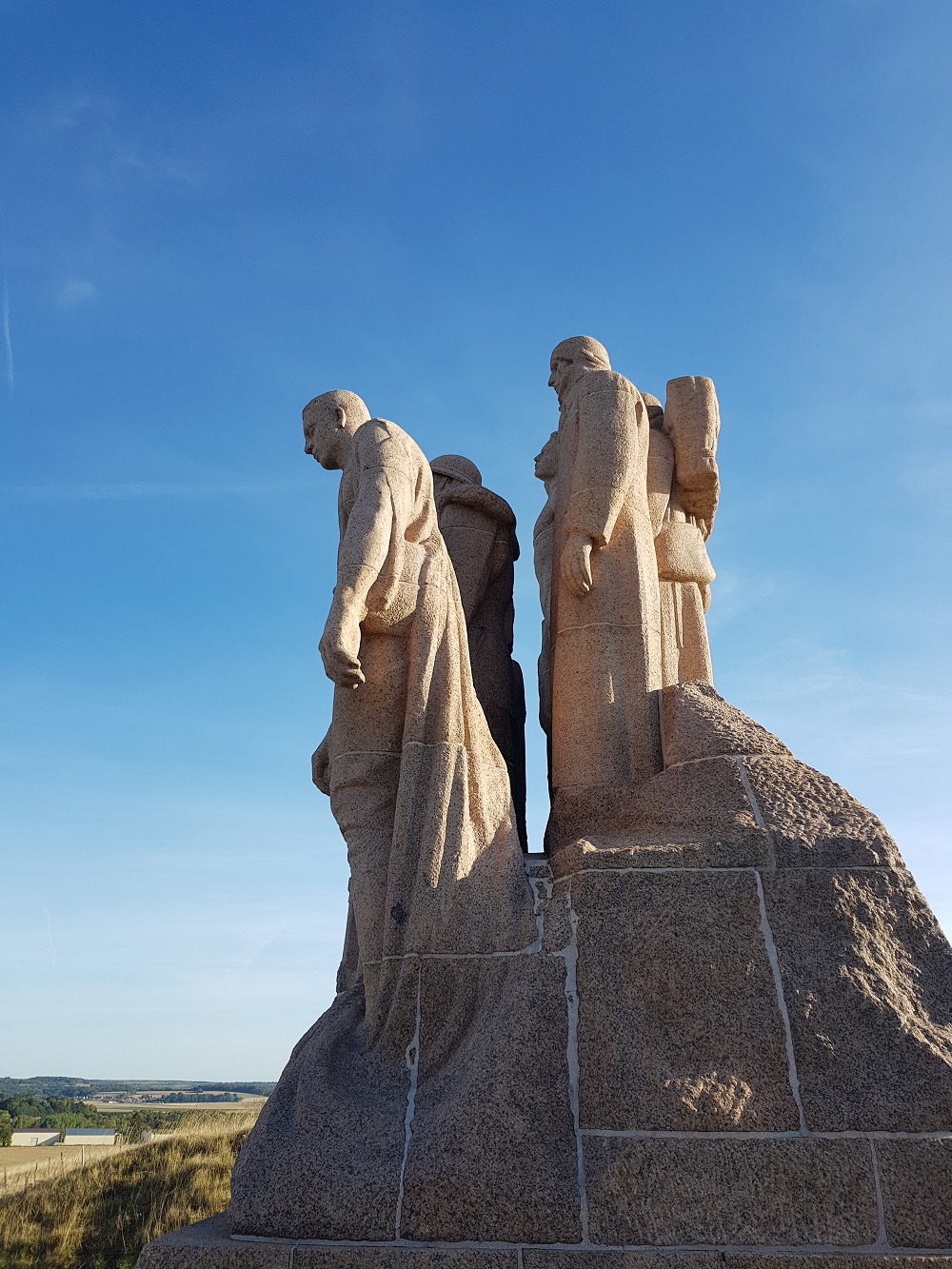 Fotografia przedstawiająca Pomnik „​​​​​​​Widma\" upamiętniający drugie zwycięstwo nad Marną autorstwa Paula Landowskiego w Oulchy-le-Château