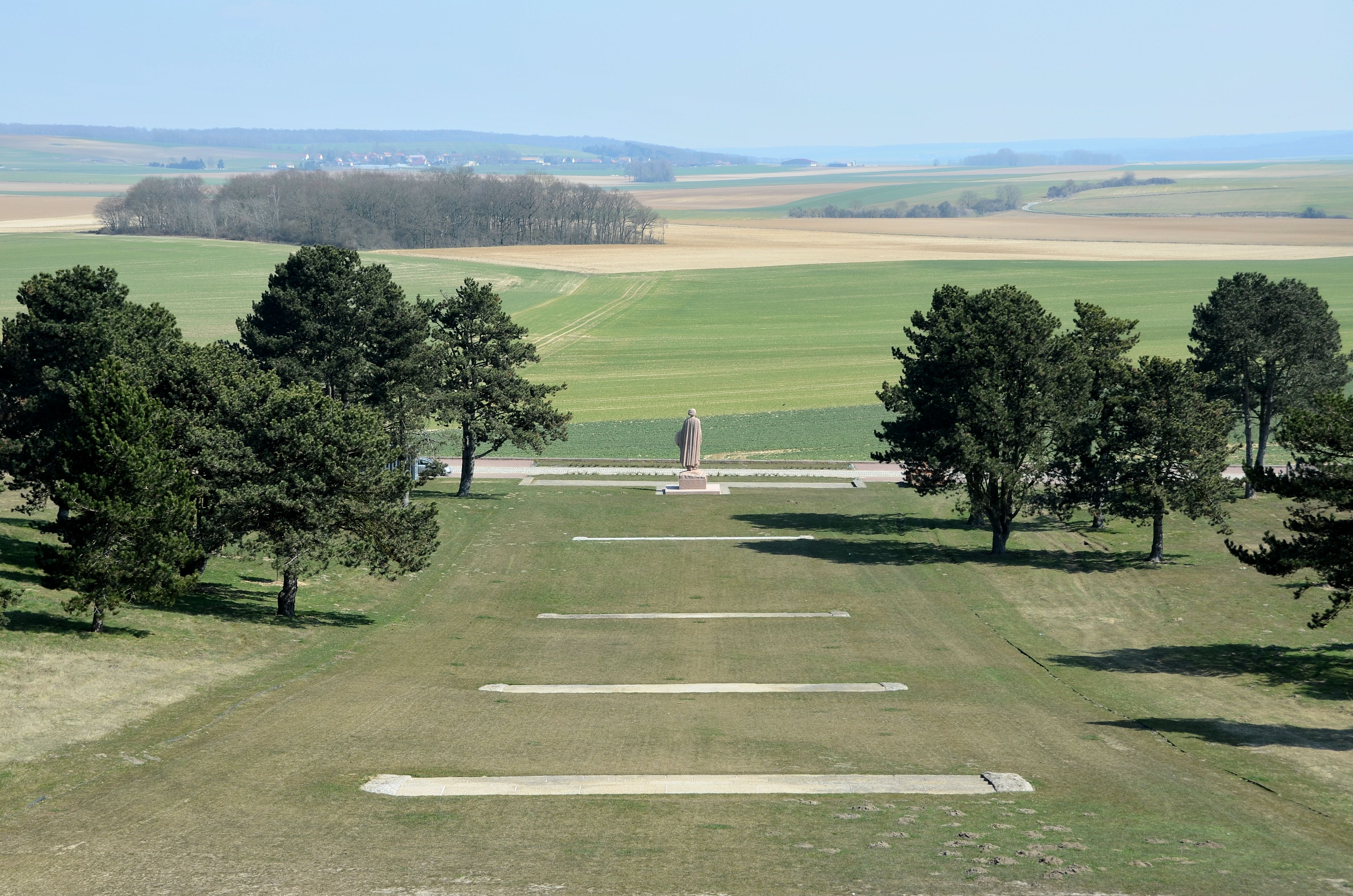 Fotografia przedstawiająca Pomnik „​​​​​​​Widma\" upamiętniający drugie zwycięstwo nad Marną autorstwa Paula Landowskiego w Oulchy-le-Château