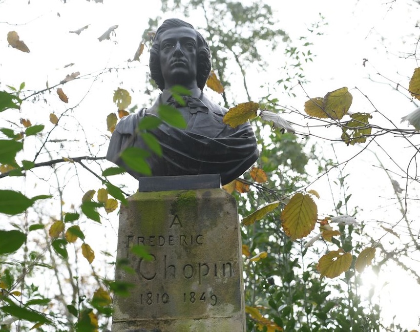 Photo montrant Statue de Frédéric Chopin dans les jardins du Luxembourg à Paris