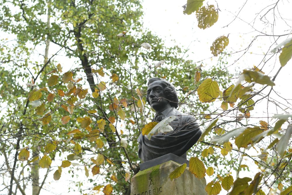 Photo montrant Statue de Frédéric Chopin dans les jardins du Luxembourg à Paris