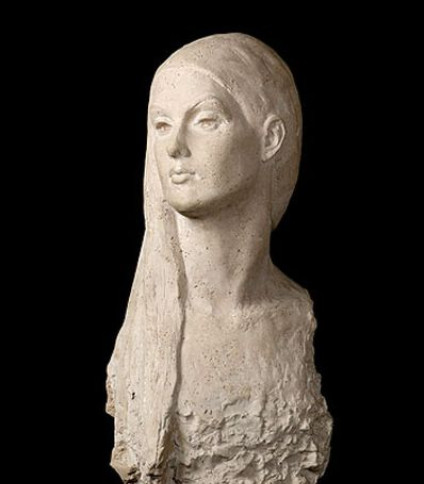 Gipsowe popiersie kobiety z długimi włosami, patrzącej lekko w bok, na czarnym tle.