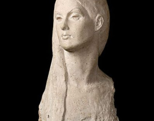 Gipsowe popiersie kobiety z długimi włosami, patrzącej lekko w bok, na czarnym tle.