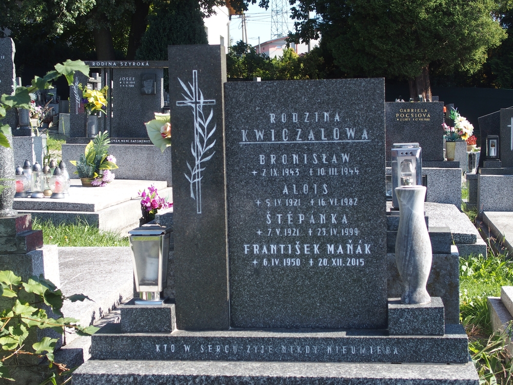 Photo showing Tombstone of the Kvichalová family and František Maňák