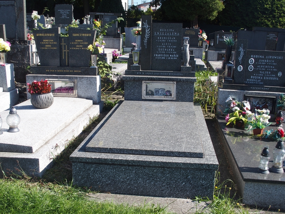 Photo showing Tombstone of the Kvichalová family and František Maňák