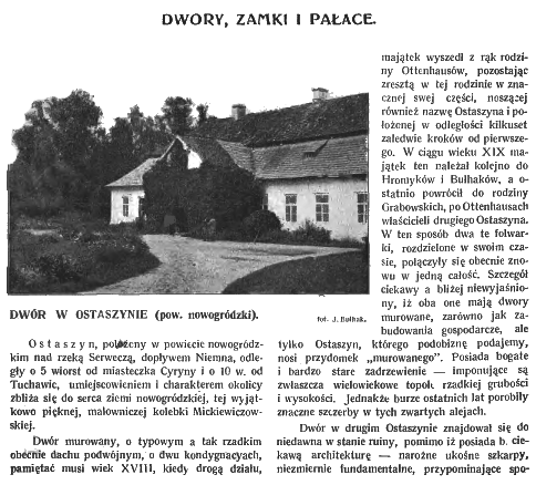 Photographie historique du manoir à Ostaszyn, situé dans le district de Nowogródek. Le bâtiment présente un style architectural classique avec un toit à pignon et une entrée proéminente.