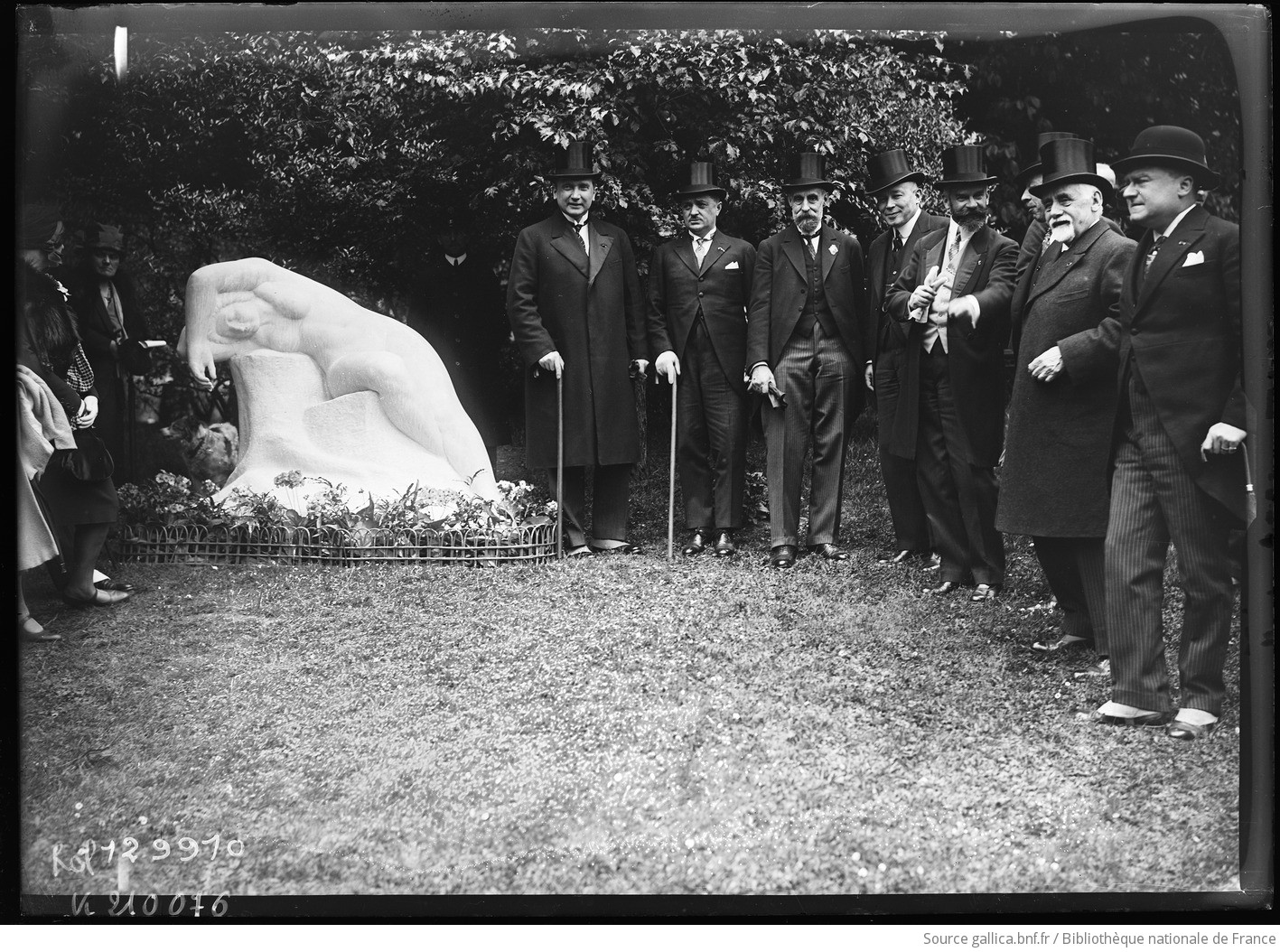 Fotografia przedstawiająca Sculpture \"Eve\" by Edward Wittig in the Trocadéro Gardens in Paris