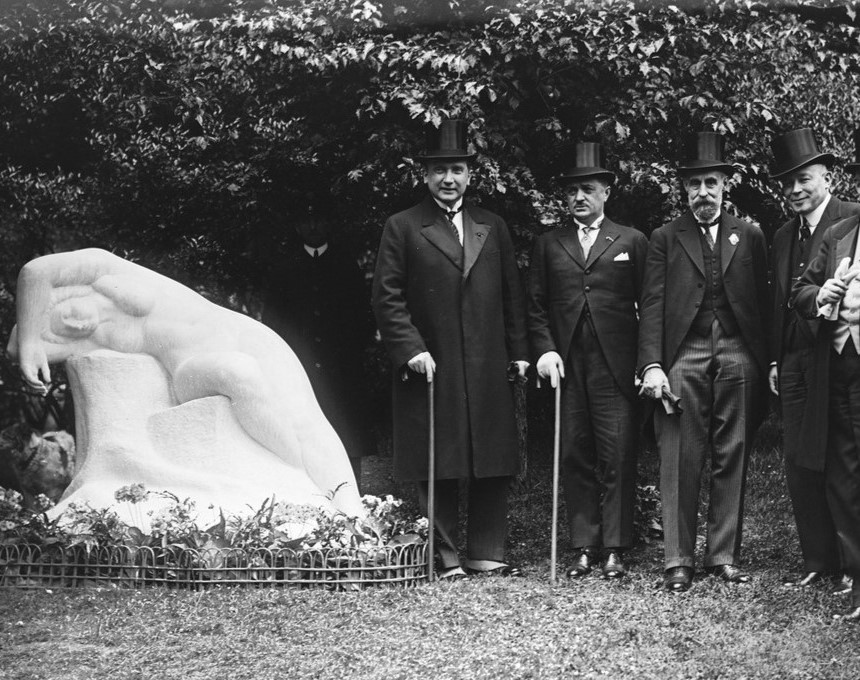 Photo montrant Sculpture \"Eve\" d\'Edward Wittig dans les jardins du Trocadéro à Paris