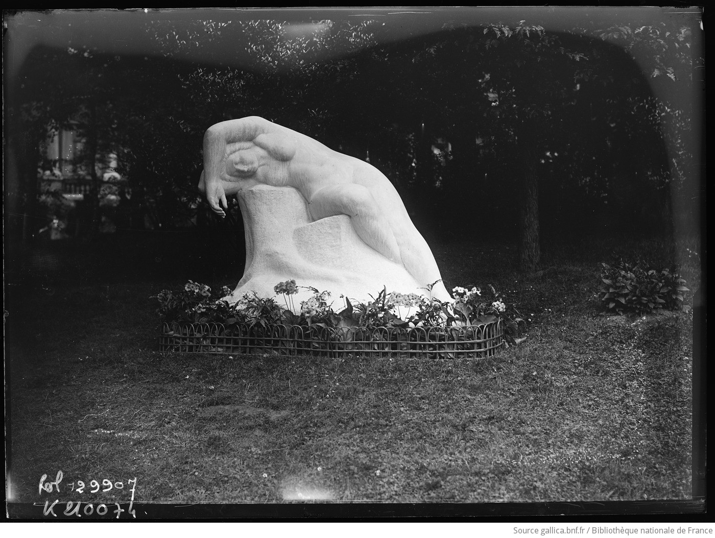 Fotografia przedstawiająca Sculpture \"Eve\" by Edward Wittig in the Trocadéro Gardens in Paris