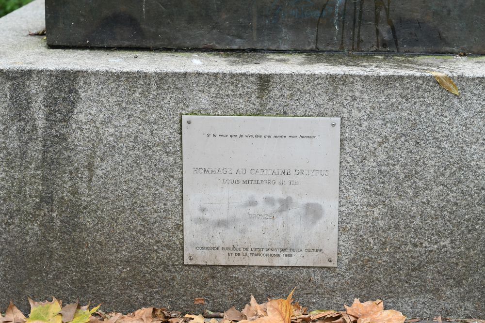 Photo showing Controversial statue of Captain Dreyfus by Tim (Leyzor Mittelberg)