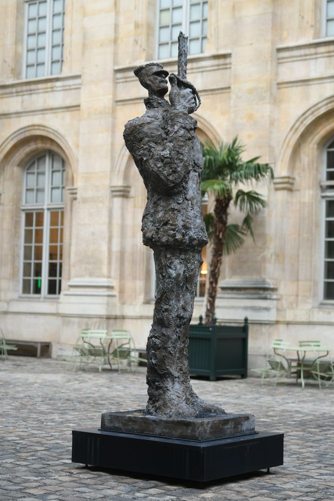 Photo showing Controversial statue of Captain Dreyfus by Tim (Leyzor Mittelberg)