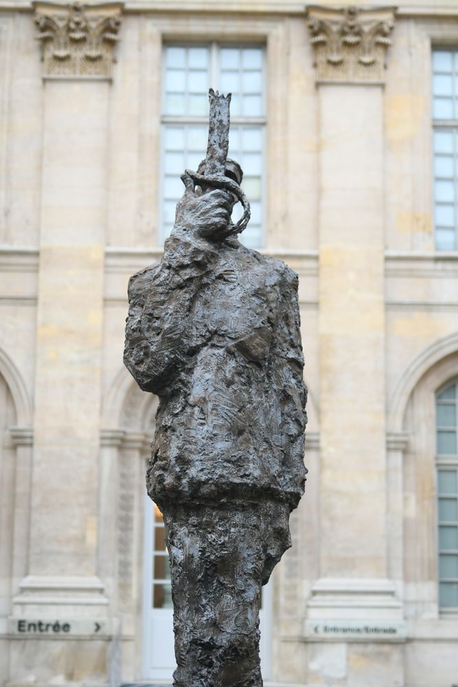 Photo showing Controversial statue of Captain Dreyfus by Tim (Leyzor Mittelberg)