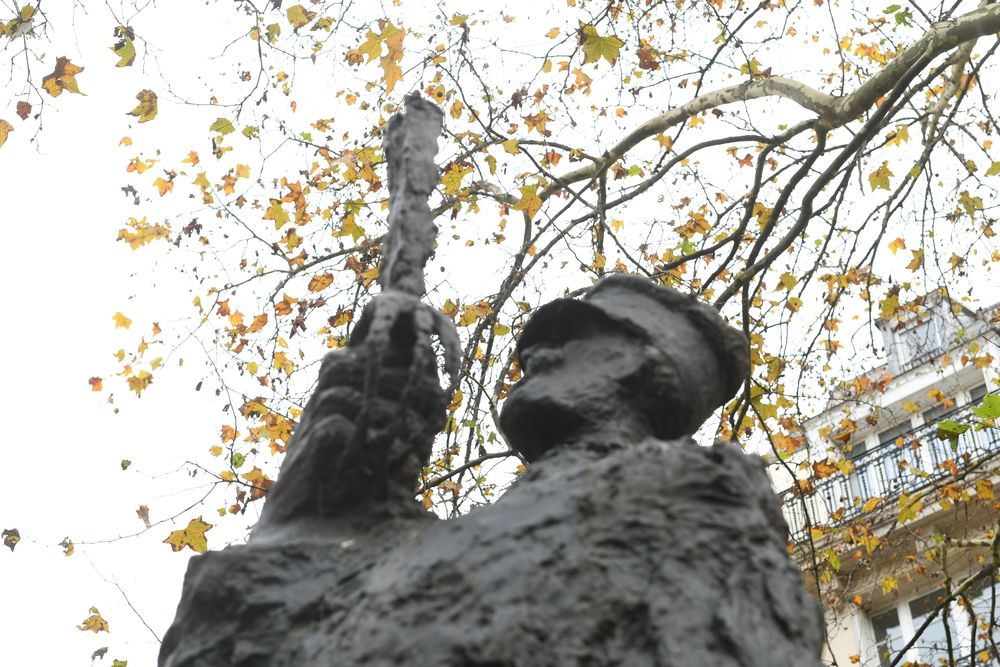 Fotografia przedstawiająca Kontrowersyjny pomnik kapitana Dreyfusa autorstwa Tima (Lejzora Mittelberga)