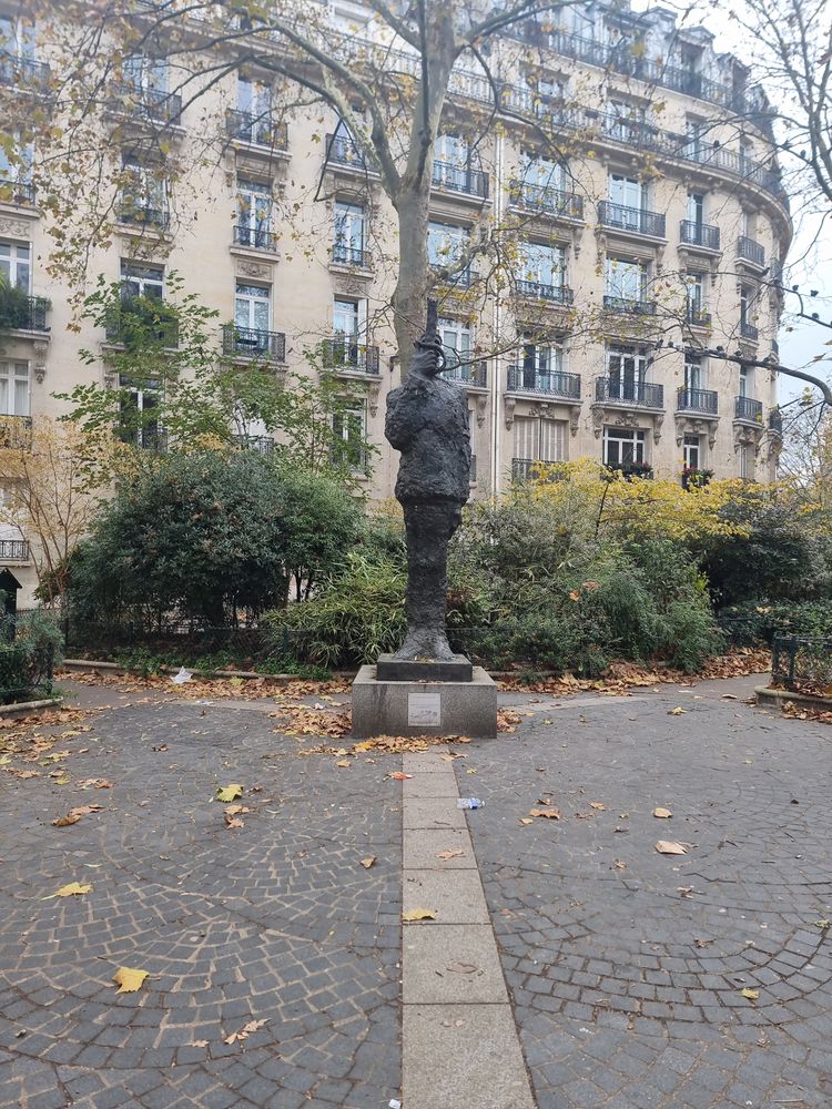 Photo showing Controversial statue of Captain Dreyfus by Tim (Leyzor Mittelberg)