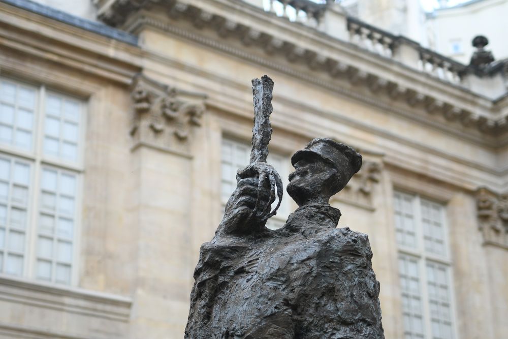 Photo showing Controversial statue of Captain Dreyfus by Tim (Leyzor Mittelberg)