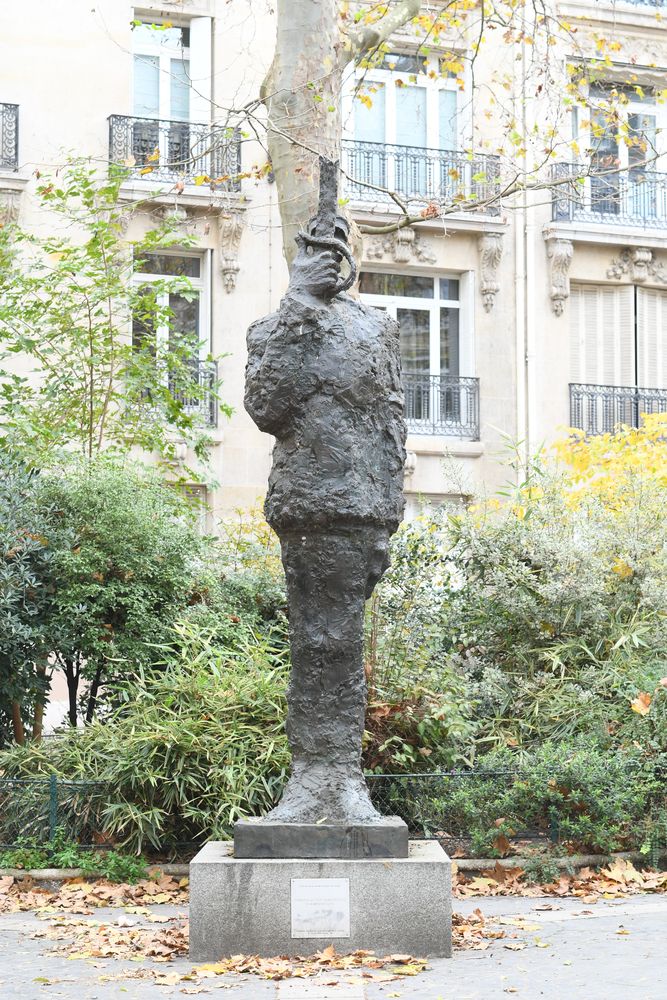 Photo showing Controversial statue of Captain Dreyfus by Tim (Leyzor Mittelberg)