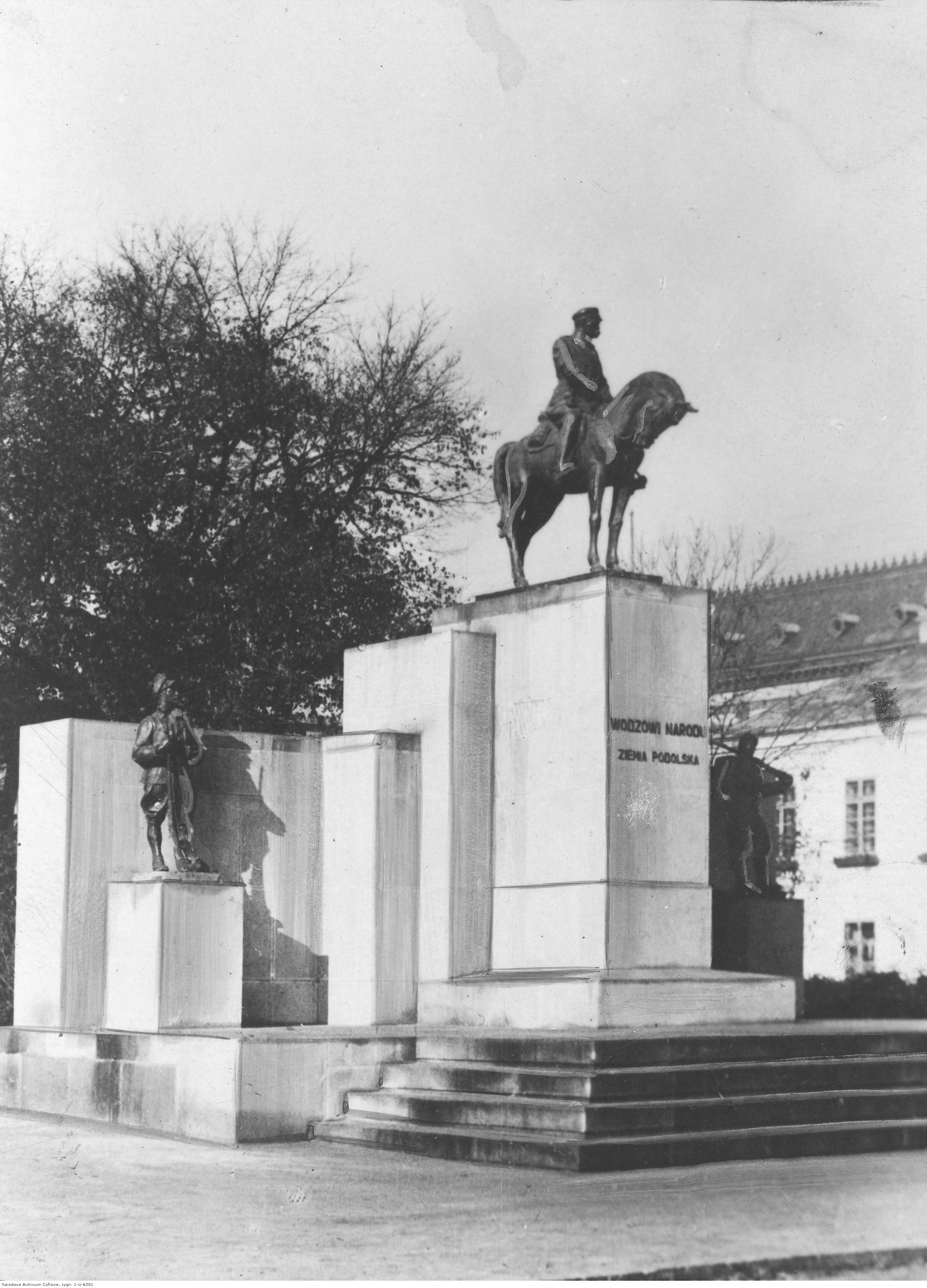 Photo showing Monument to Jozef Pilsudski in Ternopil