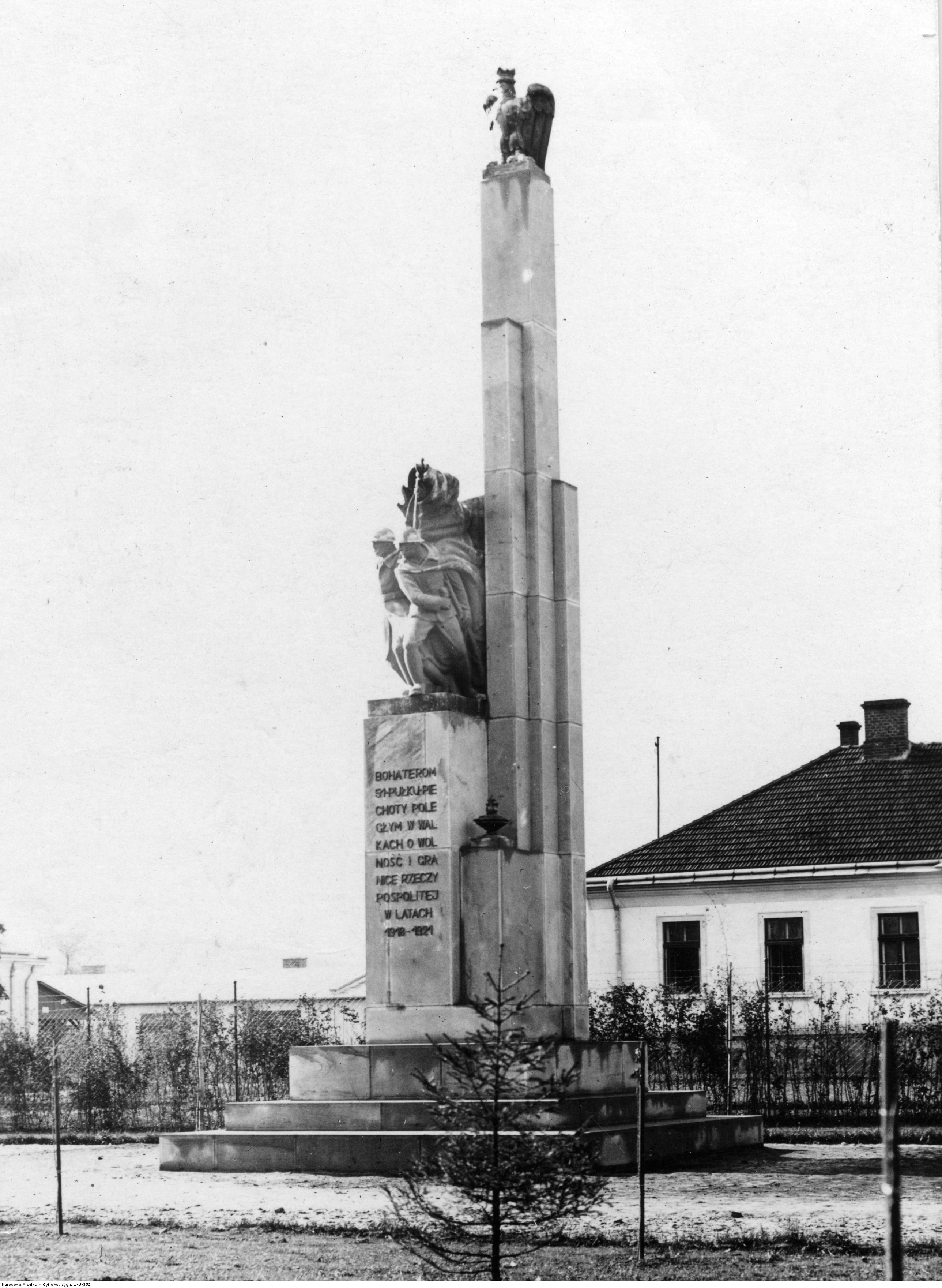 Fotografia przedstawiająca Pomnik poległych żołnierzy 51 Pułku Piechoty w Brzeżanach